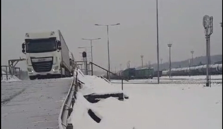 Batch of trucks arrived in Poland by rail. VIDEO