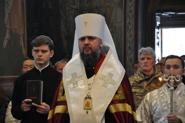 Епіфаній провів панахиду за полеглими в ДАПі воїнами: З великої любові пішли захищати свою Богом дану землю 02 Епіфаній провів панахиду за полеглими в ДАПі воїнами: З великої любові пішли захищати свою Богом дану землю 02