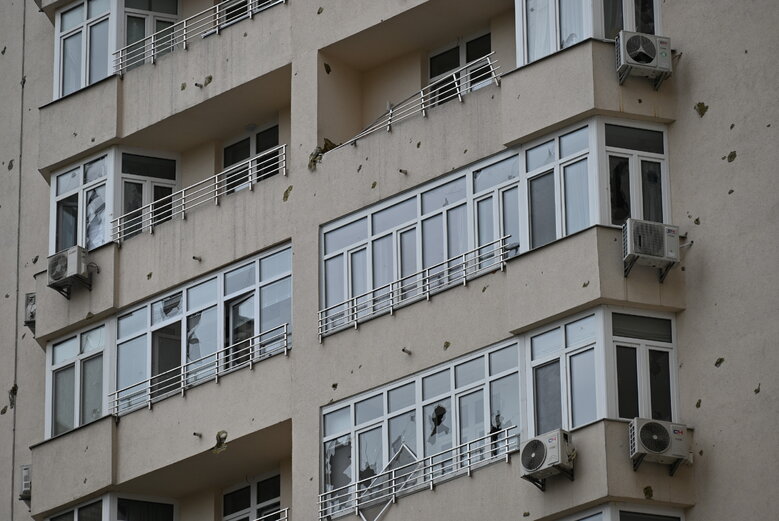 Последствия падения обломков вражеской ракеты на многоэтажку в Соломенском районе Киева 06