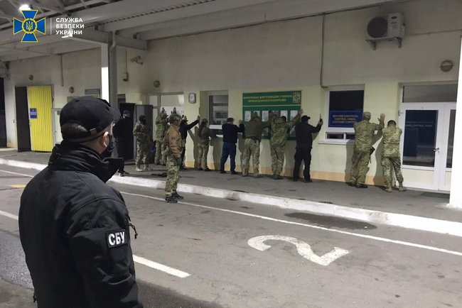 СБУ обнаружила коррупционную схему ввоза евроблях на Закарпатской таможне 03