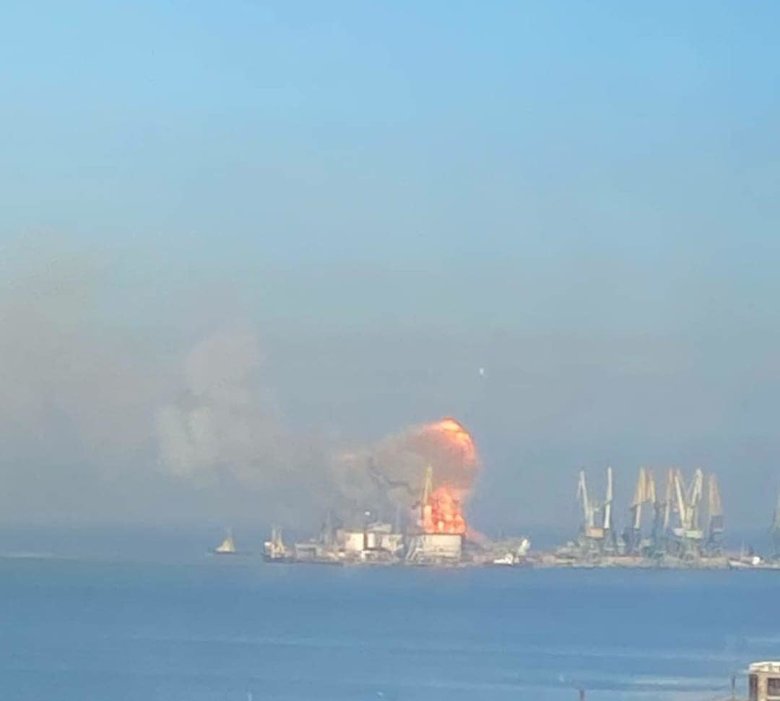 В порту Бердянська велика пожежа, знищено корабель окупантів Орск (оновлено) 02