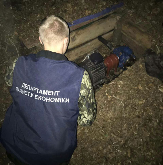 Во Львовской области полиция разоблачила участников преступной группы, занимавшихся хищением нефтепродуктов из нефтепровода 04 Во Львовской области полиция разоблачила участников преступной группы, занимавшихся хищением нефтепродуктов из нефтепровода 04