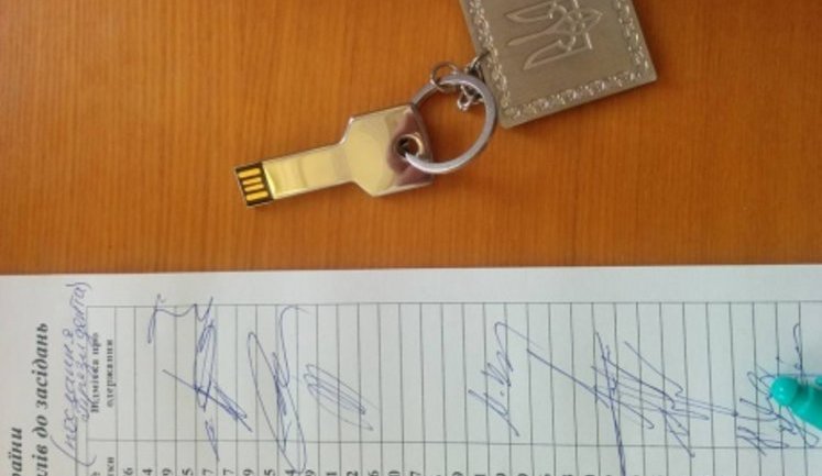 Нардепам раздали флешки с посланием Порошенко к Раде. ФОТО