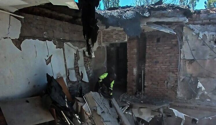 Троє людей постраждало внаслідок обстрілів Херсонщини: КАБ зруйнував будинок у Херсоні. ФОТОрепортаж