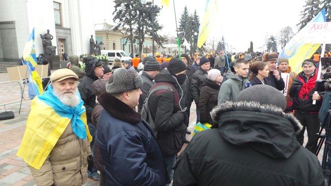 Вимагаємо референдум, - мітингувальники проти ринку землі перекрили кілька вулиць біля Верховної Ради 24