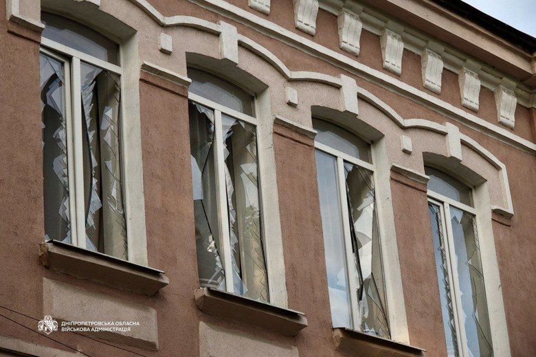 Внаслідок нічної атаки на Дніпро зафіксовано пожежу на підприємстві, одну людину поранено