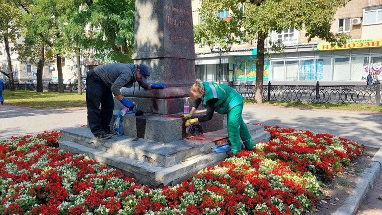 В Харькове памятник Пушкину облили красной краской 03