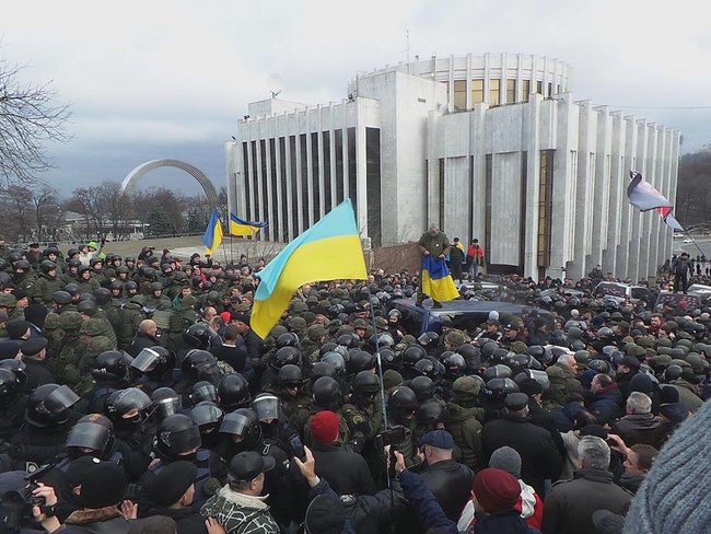 Автомобіль зі Саакашвілі заблоковано, поліція спробувала прорватися, але безуспішно, застосовується газ 15