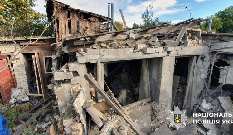 Рашисти атакували дроном автівку на виїзді з Білозерки: важко поранено молоду жінку. ФОТОрепортаж