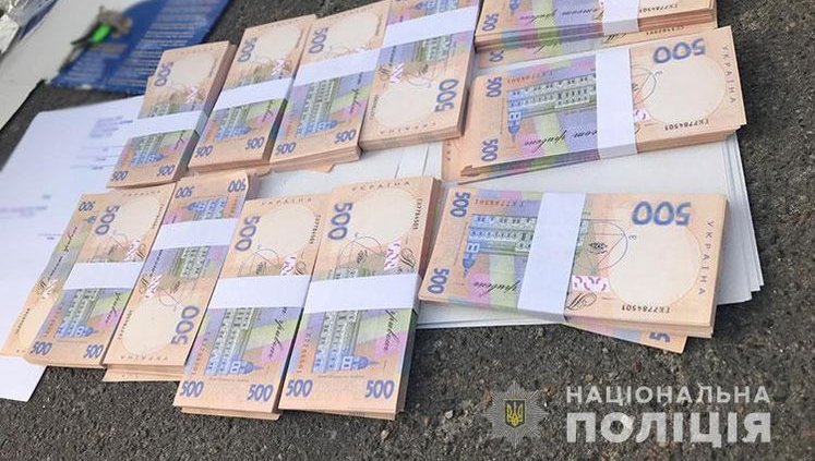 Полиция задержала на взятке заместителя директора столичного "Ледового стадиона"