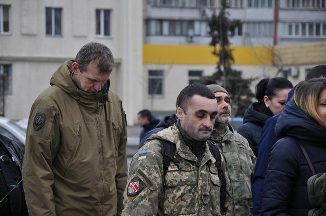 Учасники АТО та мешканці Києва поклали на Троєщині квіти до памятника Воїну-добровольцю 28