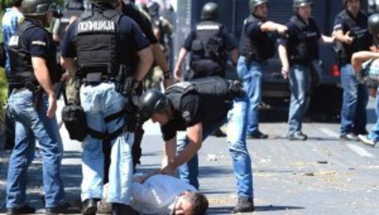На город в Македонии напали вооруженные боевики: в перестрелке погибли пятеро полицейских, 30 - получили ранения. ВИДЕО