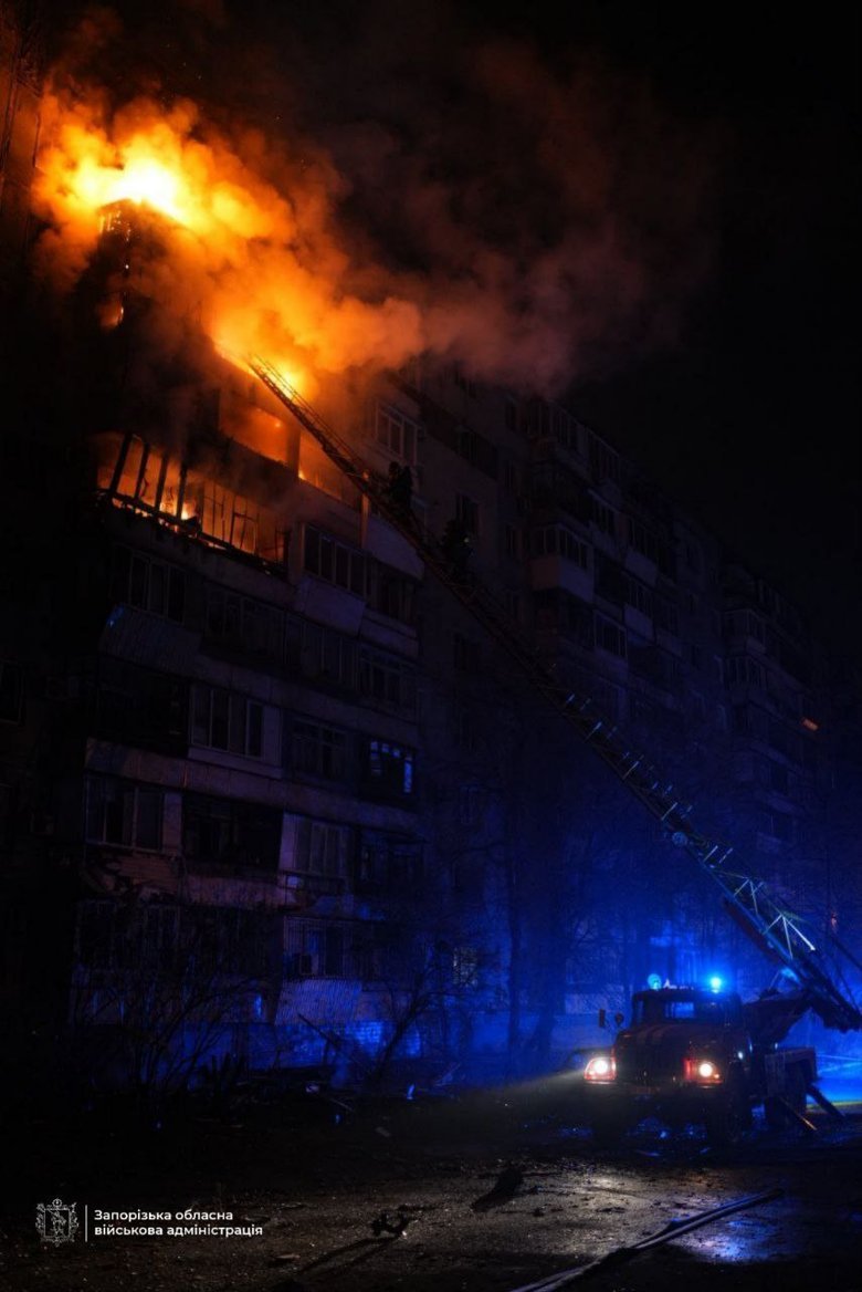 У Запоріжжі дрон РФ влучив у багатоповерхівку: двоє постраждалих