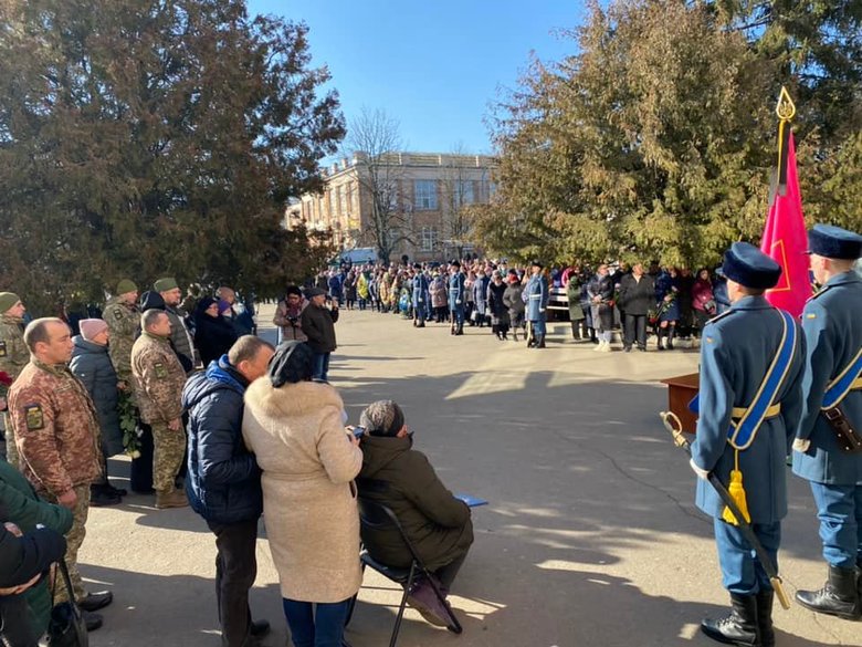На Вінниччині попрощалися із загиблим внаслідок російського обстрілу воїном 56-ї ОМПБр Денисом Кононенком 12