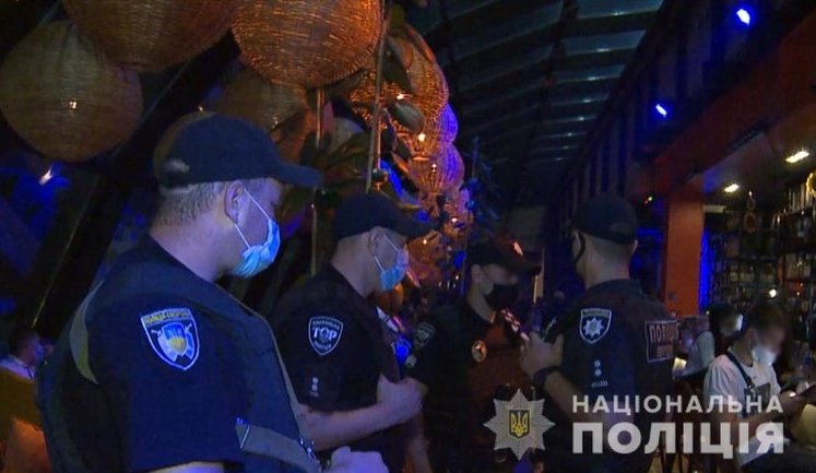 Полиция в течение выходных закрыла 42 ночных клуба и 101 заведение общепита, нарушавших правила карантина, - МВД. ВИДЕО