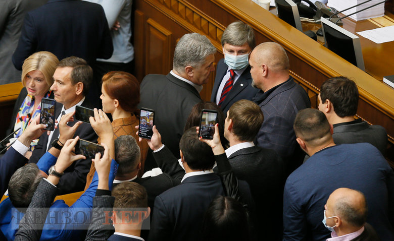 Блокирование трибуны, звонок Стефанчуку, Порошенко и Вирастюк, счастливый Тищенко и потрясенный Арахамия, - работа Рады 23 сентября 21