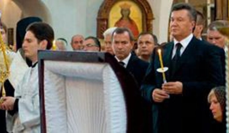 Венок от Януковича на похоронах Джарты был самым большим. ФОТОрепортаж