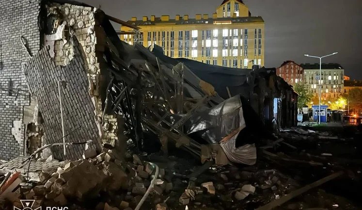 У Києві внаслідок нічної атаки загинула людина: є руйнування та пожежі. ФОТОрепортаж