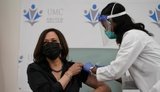 Обрана віцепрезидентка США Гарріс у прямому ефірі зробила щеплення проти COVID-19. ВIДЕО