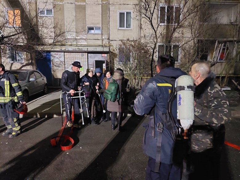 Влучення ВНП військ РФ у багатоповерхівку в Києві: 8 людей травмовано, 20 врятовано, 150 евакуйовано, є загроза руйнування будинку 09