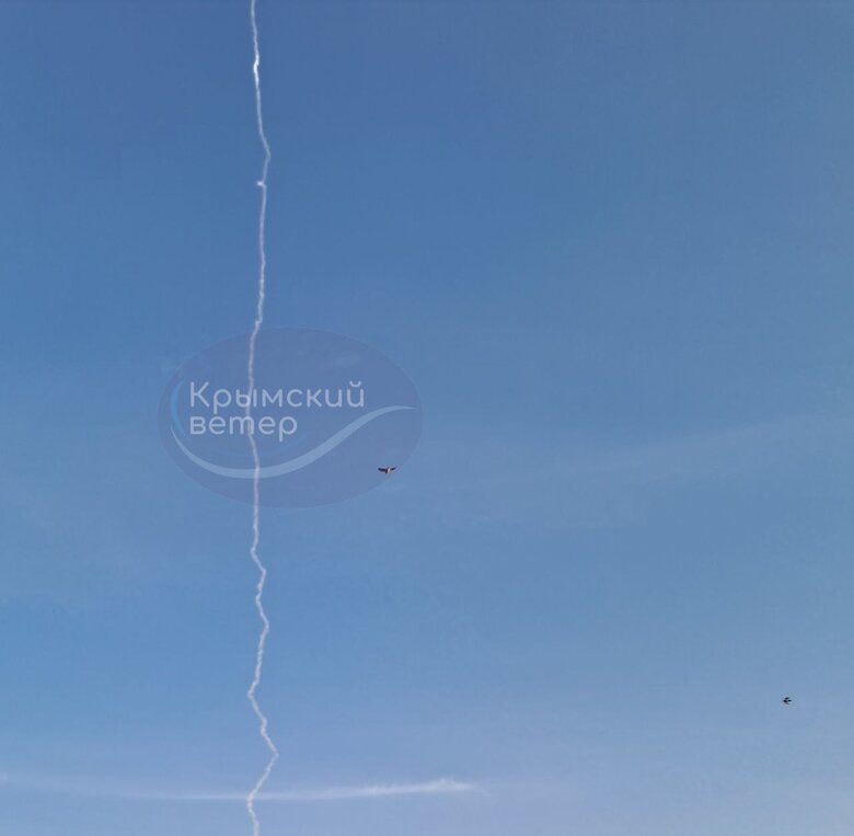 В окупованому Джанкої пролунав вибух: видно дим та сліди від ракети у небі 02 В окупованому Джанкої пролунав вибух: видно дим та сліди від ракети у небі 02