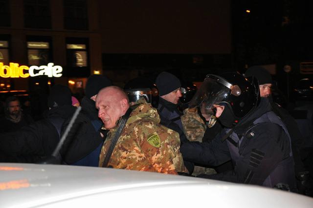 Полиция задержала главу "Добровольческого движения ОУН" Коханивского после потасовки между протестующими и правоохранителями 01