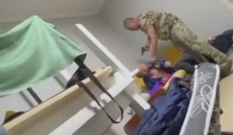 Співробітник Львівського ТЦК погрожує пістолетом та б’є цивільного: "Сука! Тварь ти #обана! Тут за#башим нах#й!". ВIДЕО