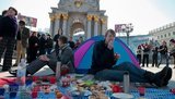 На Майдане развернули палатку и устроили пикник. ФОТОрепортаж
