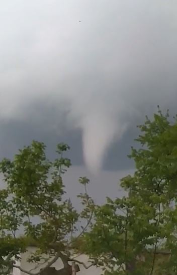 Одним із сіл Херсонщини пройшов торнадо, пошкоджено паркани й дахи будинків, ніхто не постраждав, - поліція 01