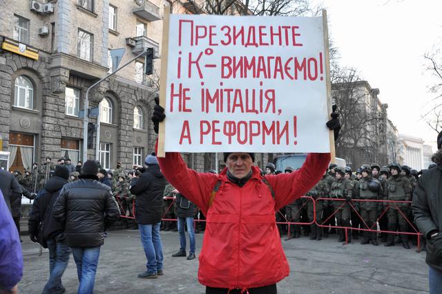 Donbas blockade supporters put up tent near Presidential Administration 02