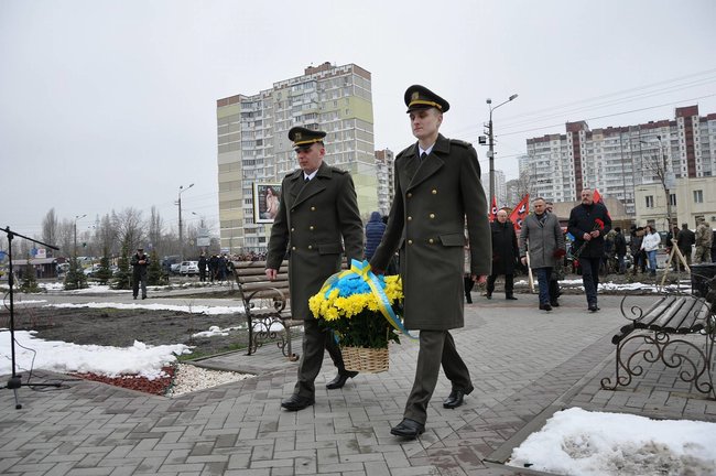 Учасники АТО та мешканці Києва поклали на Троєщині квіти до памятника Воїну-добровольцю 35
