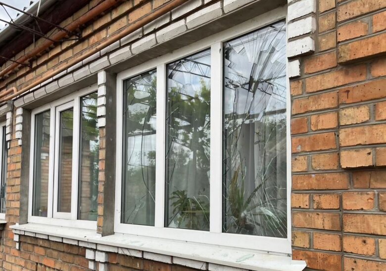 Впродовж дня окупанти били по Нікопольщині дронами та артилерією. Пошкоджені будинки, підприємство, сталося кілька пожеж