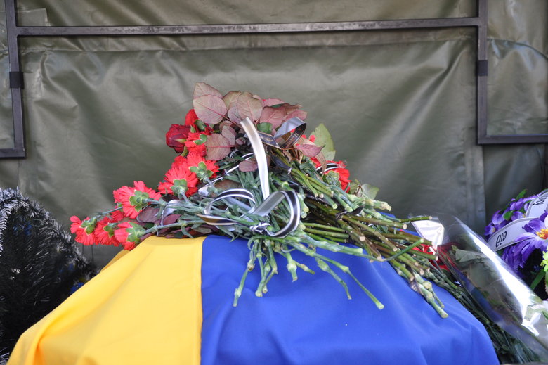 В Києві попрощалися із загиблим внаслідок російського обстрілу розвідником 30-ї ОМБр Антоном Сидоровим 61