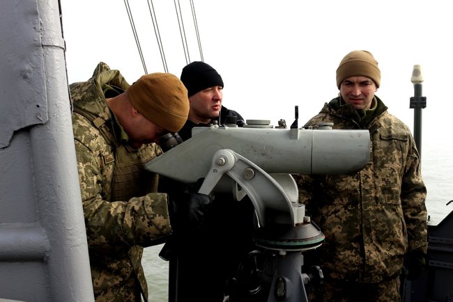 В Азовському морі кораблі Морської охорони, ВМС, артилерія й авіація вчилися відбивати ворожу атаку 02 В Азовському морі кораблі Морської охорони, ВМС, артилерія й авіація вчилися відбивати ворожу атаку 02