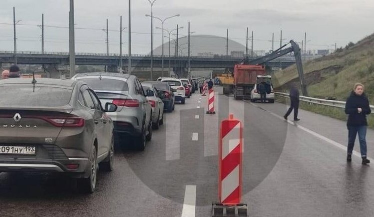 Черги автомобілів на Керченський міст тягнуться на кілометри, пором не пустили, - ЗМІ. ВІДЕО+ФОТОрепортаж