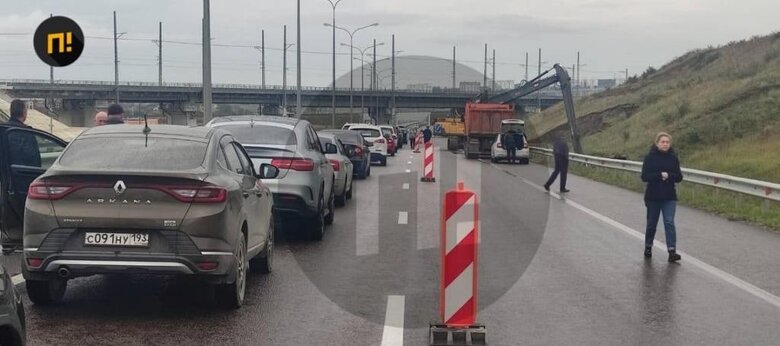 Queues of cars on Kerch bridge stretch for kilometers, ferry was not allowed, - mass media 01