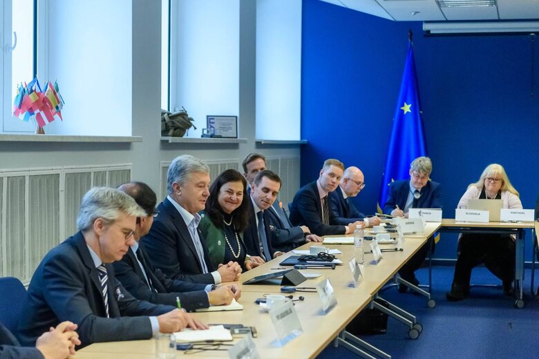 Порошенко провів зустріч із послами країн ЄС: Закликав почати переговори про членство України та надати €50 млрд 01 Порошенко провів зустріч із послами країн ЄС: Закликав почати переговори про членство України та надати €50 млрд 01