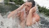Ющенко традиционно нырнул в прорубь. Заменявший Черновецкого Довгий в воду не полез. ФОТОрепортаж. (обновлено)