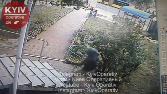 Пограбування ломбарду в Києві: ексклюзивні кадри з місця злочину 01