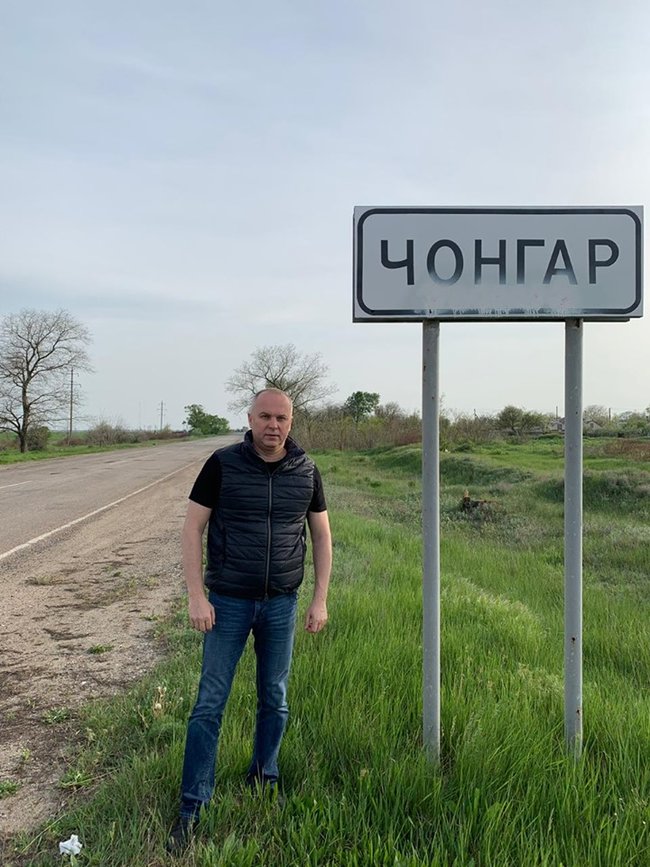 Практически прямо из Киево-Печерской Лавры, с пасочкой и писанками, они выехали в нашу Ялту: Шуфрич свозил жену в оккупированный Крым 06