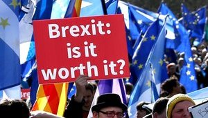 Парламент Великобритании проголосовал за перенос даты Brexit