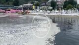 "Видовище не з приємних, на пляжі стоїть сморід", - після дощу море в одеській Аркадії покрилося білою рідиною. ВIДЕО