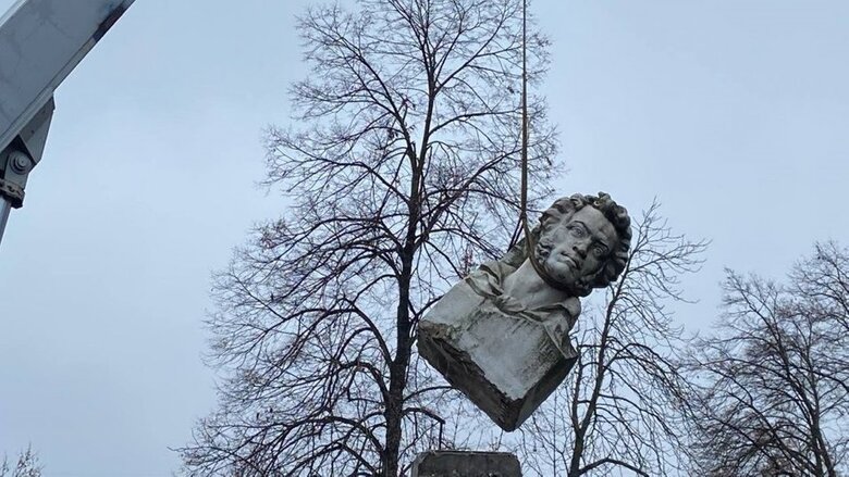 Бюст Пушкина был демонтирован в Кременчуге 02