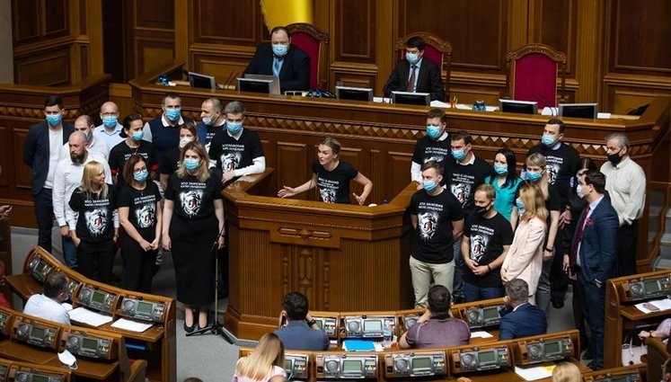 Рада вшанувала хвилиною мовчання пам'ять активістки Катерини Гандзюк. ФОТО