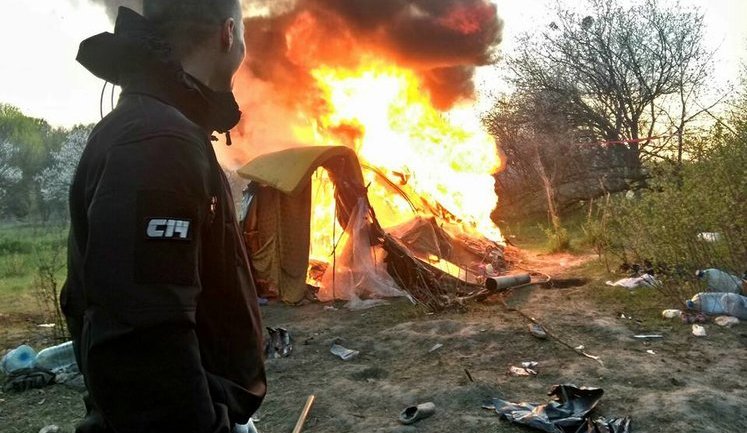 Активисты С14 разогнали лагерь ромов на Лысой горе в Киеве и сожгли их палатки. ФОТОрепортаж