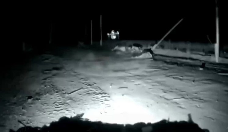 Український наземний робот протаранив FPV-дрон рашистів під час спроби атаки на Костянтинівському напрямку. ВIДЕО