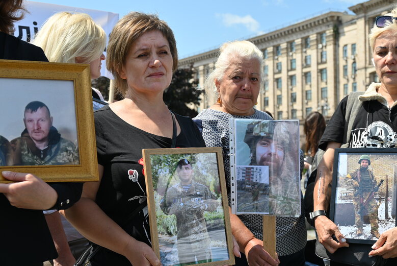 Родные павших защитников Украины потребовали создать под Киевом военное кладбище 11