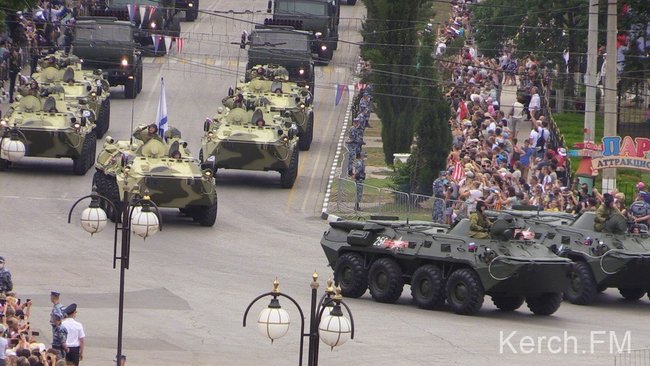 Оккупанты провели в Крыму сразу два военных парада 18
