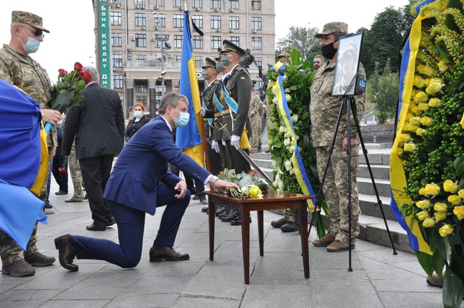 С погибшим Героем Украины Тарасом Матвиивым простились на Майдане Незалежности в Киеве 42