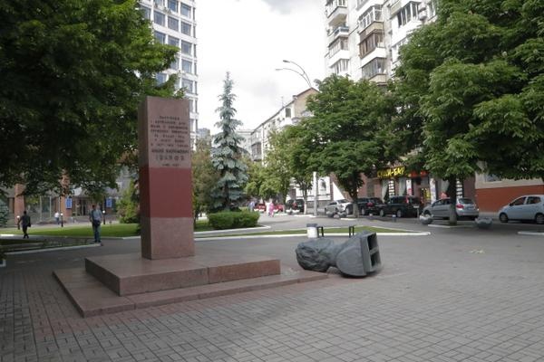 снос коммунистам памятников